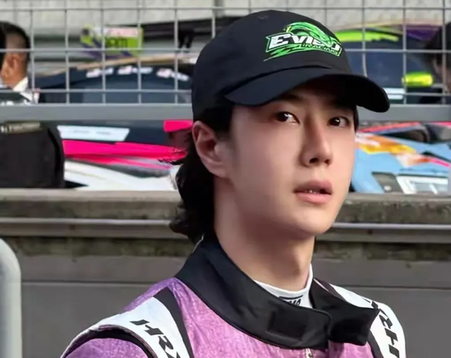 王一博无保护措施徒手攀岩坠海	，中国探险协会：系“深水抱石	”，有专业安全团队陪同