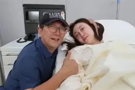 前央视主持人水均益发文：升级当姥爷了！和前妻离婚18年后罕见同框图片