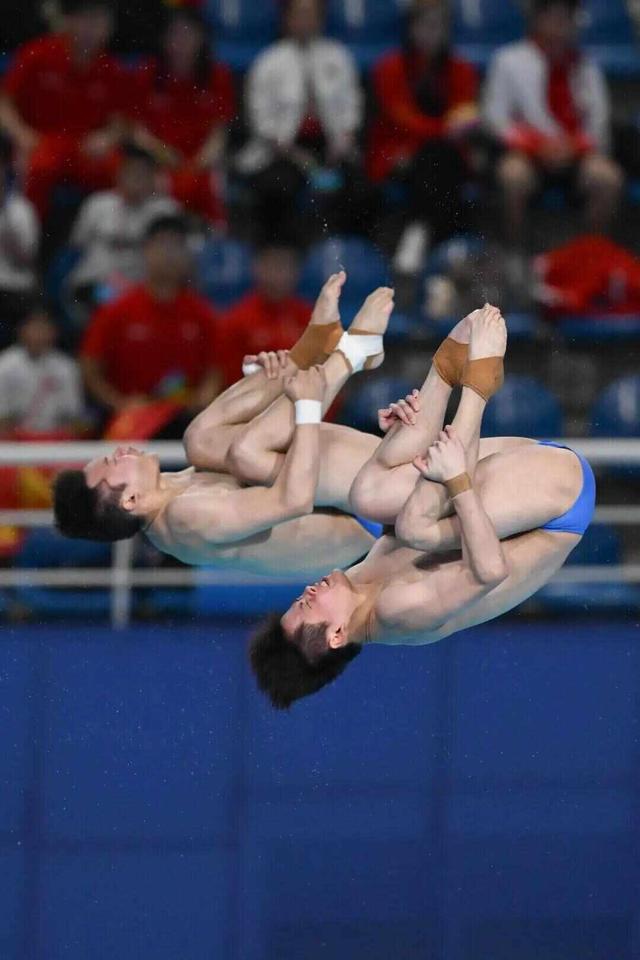 广东跳水续写 “八连冠	”传奇！谢思埸、陈艾森感恩队友一路相伴，全红婵化身摄影师为谢思埸和妻儿拍照