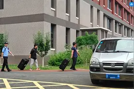 直击北京高考试卷押运：6点20前，民警已押运试卷前往考点图片