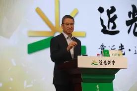 白岩松做客“近光讲堂”  畅谈新时代德智体美劳图片