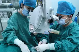 降眼压立竿见影——常德一医开展微创房角切开手术治疗难治性青光眼图片