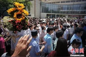 2025年全国高考首场考试结束图片