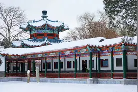 红灯笼映衬龙年初雪，游客踏雪游园赏雪景、寻蜡梅图片