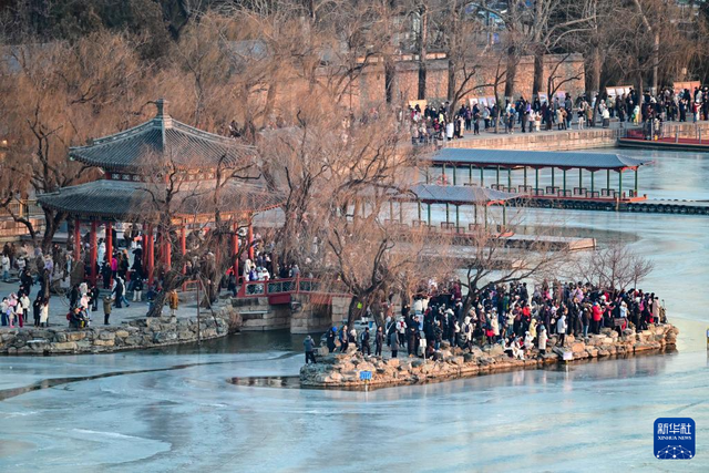 颐和园十七孔桥现“金光穿洞”美景