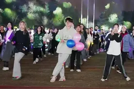 “脆皮大学生”跳起来了！浙江高校每周四千人齐跳有氧操图片