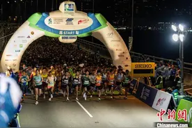 渣打香港马拉松2025开跑 周润发冀80岁2小时完赛图片