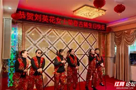 给家乡老大姐办的这场寿宴上，有支乡村乐队玩得“起飞”图片