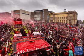 英超丨利物浦队举行冠军庆祝游行图片