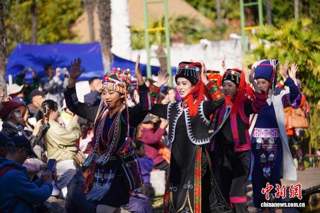 云南昆明：游客“十月年”沉浸式体验哈尼族文化