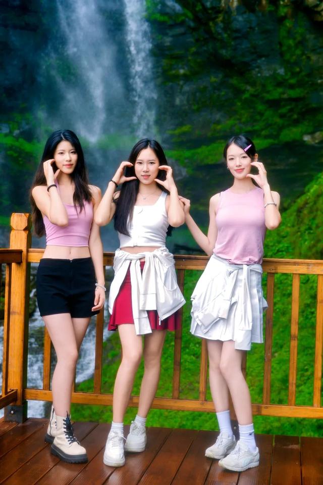 小姐姐们来啦！这瓦屋山也太好看了吧！