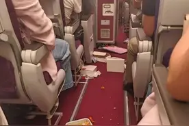 “3秒内飞机突然下坠！”国内一航班突遇强气流，食物、手机等飞散……航司回应图片