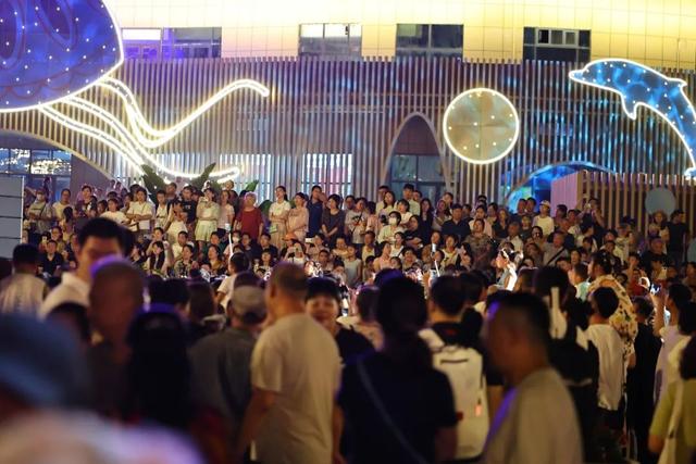 这周末的新民大街又有惊喜！走，去打卡董宇辉同款！