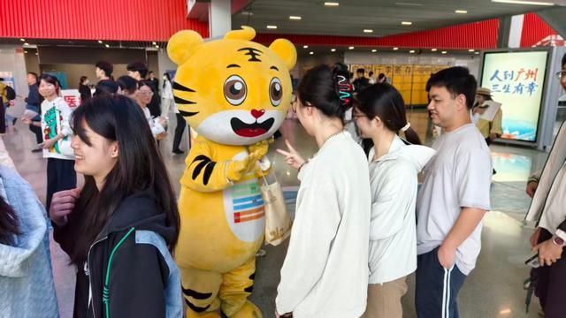 百万英才汇南粤｜韶关展区人头攒动！
