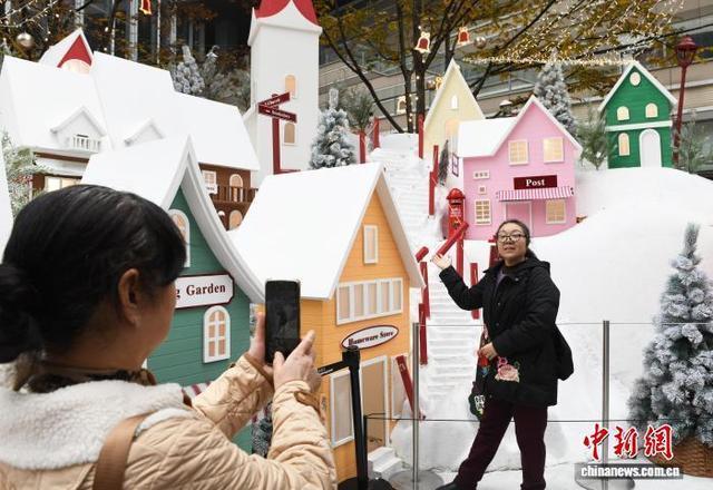 重庆一商圈打造“雪山小镇” 游人邂逅浪漫冬日“雪景”