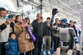 新华网财经观察｜人形机器人加速进入日常生活图片
