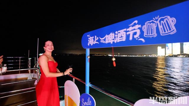 外籍嘉宾乘船夜游浮山湾，感受岛城璀璨夜景与人文魅力