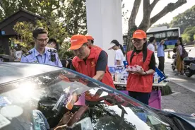 文明驾驶服务亚运 滴滴杭州联合行业主管部门给司机送清凉图片