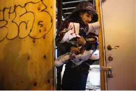 外媒：美职棒大联盟世界大赛后，洛杉矶市中心陷入混乱，出现焚烧巴士、“零元购”等破坏行为图片