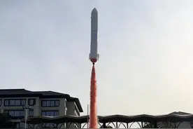 航天日，浙江一科学老师和小学生制造的“水火箭”发射成功，金句亮了图片
