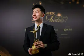 马龙获国际奥协杰出运动生涯奖，用英文发表获奖感言，丁宁晒合照祝贺图片