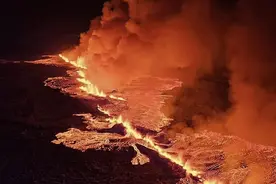 冰岛火山爆发 数百人不顾警告，冒险逆行观看约3千米长岩浆喷涌图片