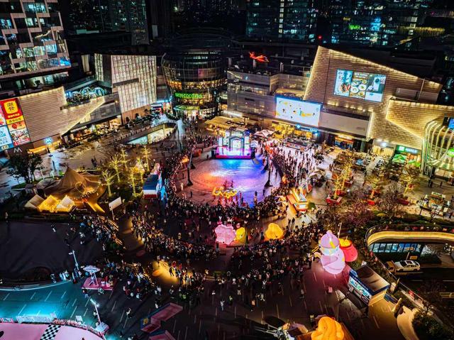 “艺术+潮玩+夜经济”！龙岗区首届青岛啤酒嘉年华开启