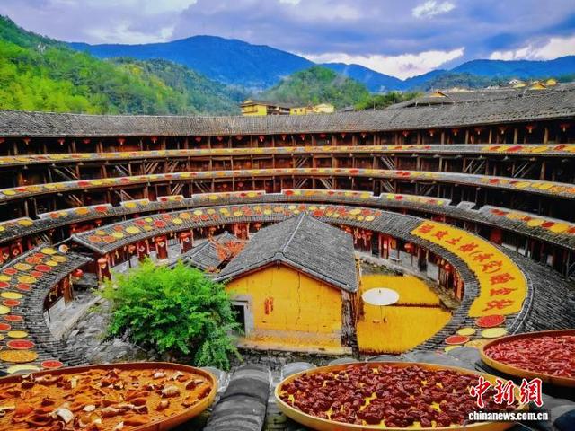 福建永定：百年圆楼映“秋景” 晒秋画卷迎客来