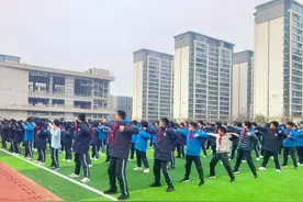 大课间+传统文化，郑州八中师生共舞八段锦图片