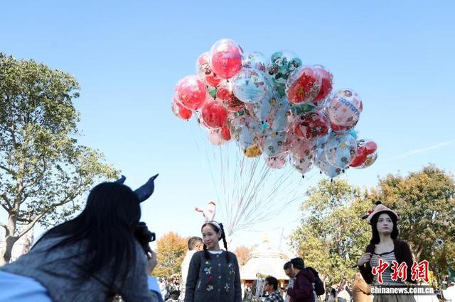 上海迪士尼奇幻冬日季吸引游客