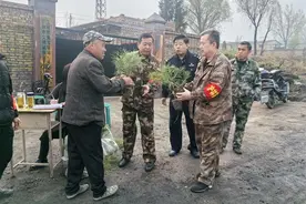 换鲜花、赠松柏……文明祭扫新风尚 让清明更“清明”图片