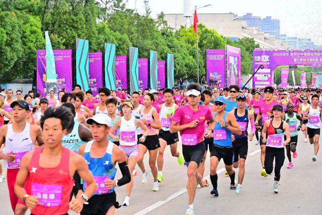 近万名跑者激情竞速！2025中国田径协会10公里精英赛（曲靖·麒麟）清凉开跑