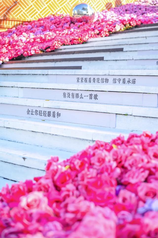 “神秘人物”亮相青年广场！一起开启江畔浪漫之旅！