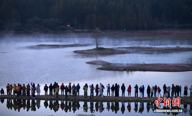 安徽奇墅湖畔晨雾美如画