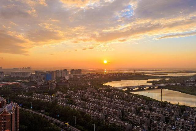 镜头丨雨后放晴 中新天津生态城现彩虹夕阳同框美景