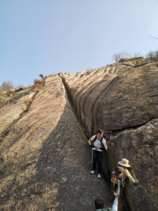 父母每周坚持带娃爬山，一年爬了20多座