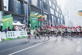上海苏河半马成绩今晨创新高 新老跑者点赞赛事氛围，海港主帅体验“人生首马”图片
