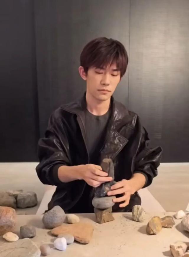 易烊千玺时隔8年直播一直在垒石头