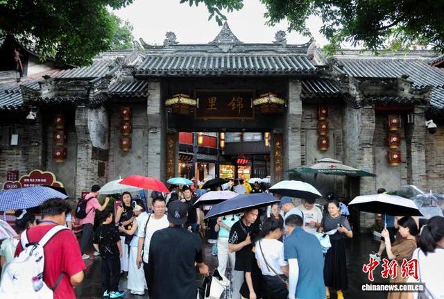 成都：暑期游客雨中游览锦里古街