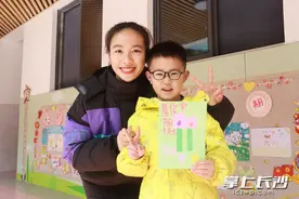 小学生自制贺卡送老师和保安阿姨图片