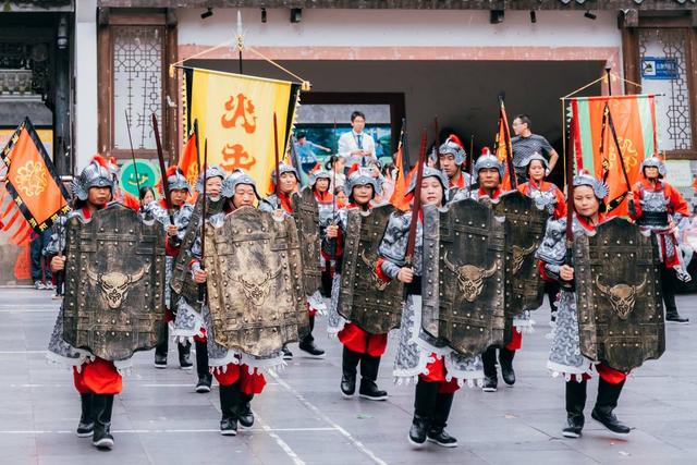 新津古家“火牛”耍成都 游客体验乡土与国际的奇妙邂逅｜万千气象成都行