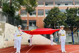 仪仗老兵走进中学校园升国旗，讲述国旗故事有学生泪目图片