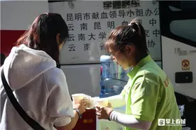 以青春之名，赴热血之约 | 昆明医科大学开展献血车进校园活动图片