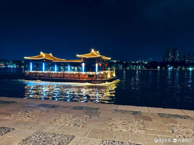 夜晚的大明湖，凉风习习令人陶醉