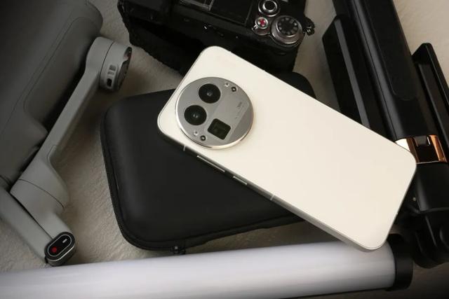 “还是得看有性格的品牌玩新名堂”｜真我GT8 Pro不止“街拍神器”