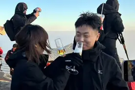 山东小伙在泰山山顶求婚，路人送上高脚杯和酒：普通求婚升华了图片