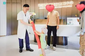 妙手驱散头顶“阴霾”！两岁半萌宝给医生爷爷送锦旗图片