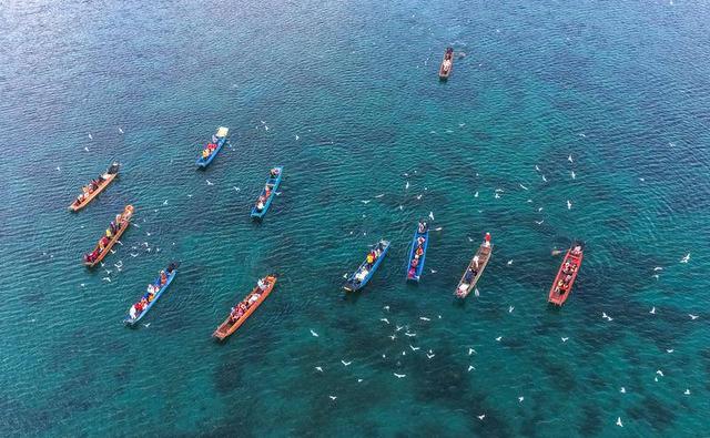 泸沽湖：薄雾轻舟入画来 冬韵泸沽醉游人