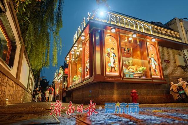 一年四季 泉在济南丨华灯初上夜未央 济南西更道街点亮老街新韵味