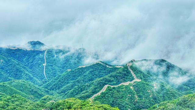 美图｜长龙沐纱！八达岭长城现云海“水墨画”